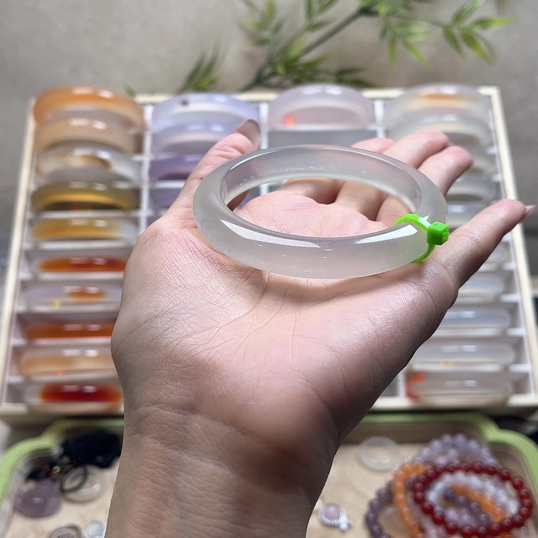 。***.玛瑙/玉髓未镶嵌手镯