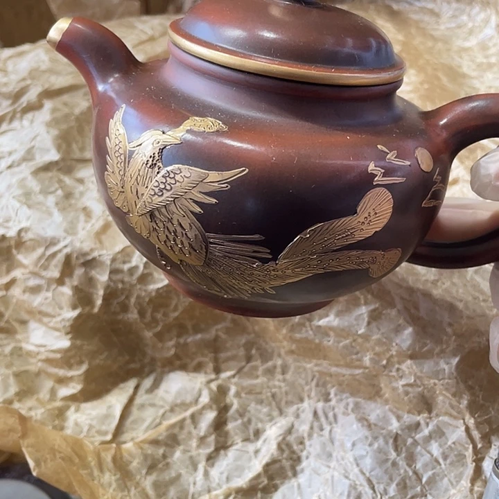 紫砂茶壶矿泥料手工制作的一把紫砂壶。