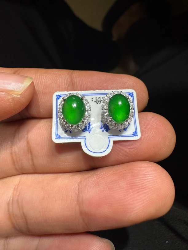 天然A货翡翠卡8+阳绿蛋面耳钉