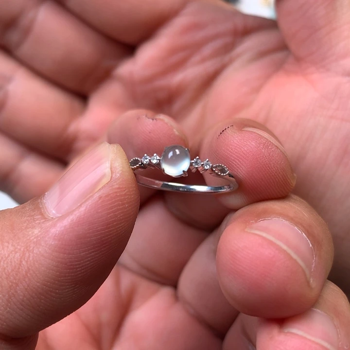 翡翠戒指18K金镶嵌白冰蛋面戒指