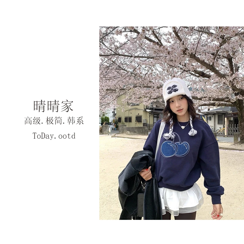 晴晴家-【浮沫流光】秋季韩系简约百搭牛仔樱桃刺绣圆领卫衣1241