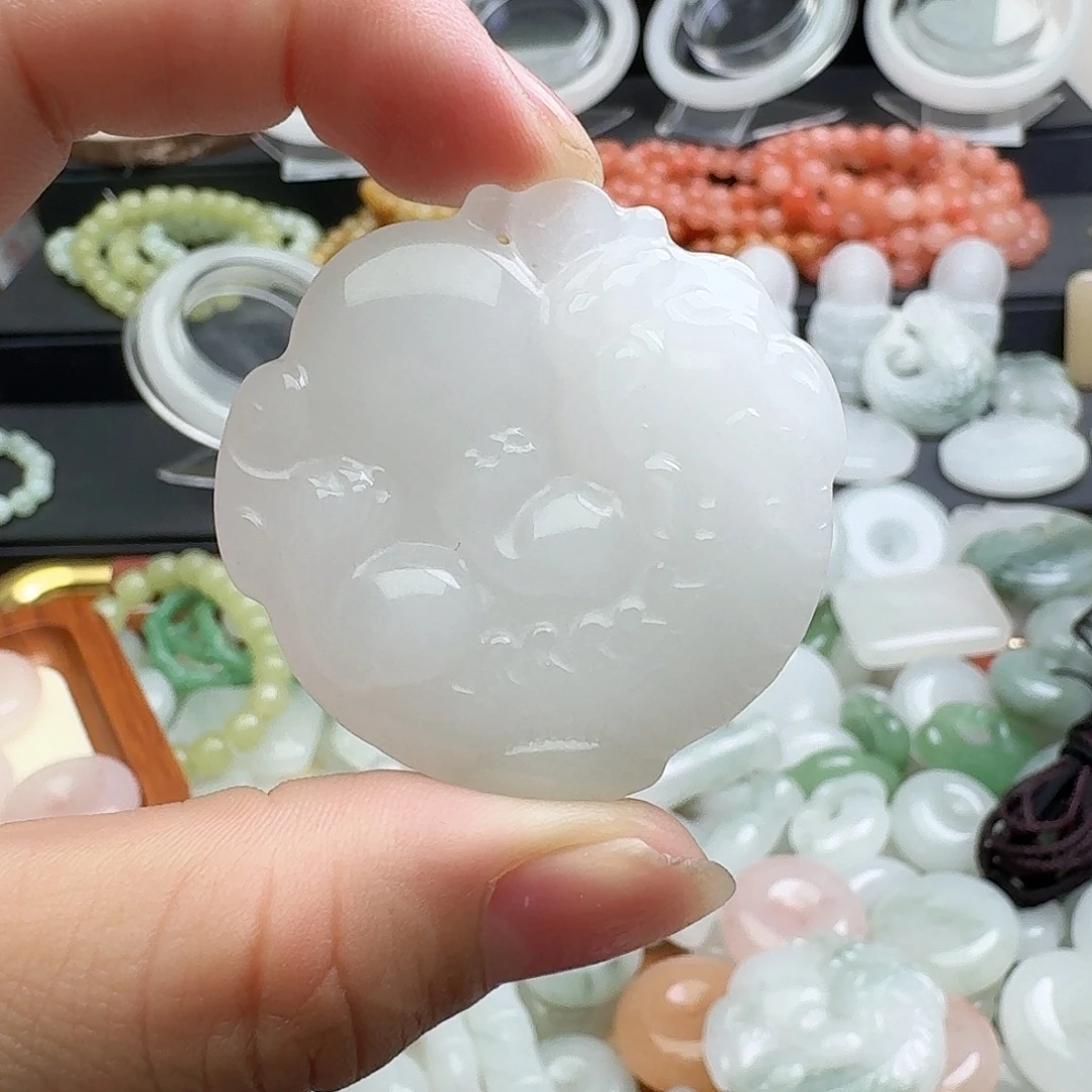 往***梦石英质玉未镶嵌颈饰貔貅牌