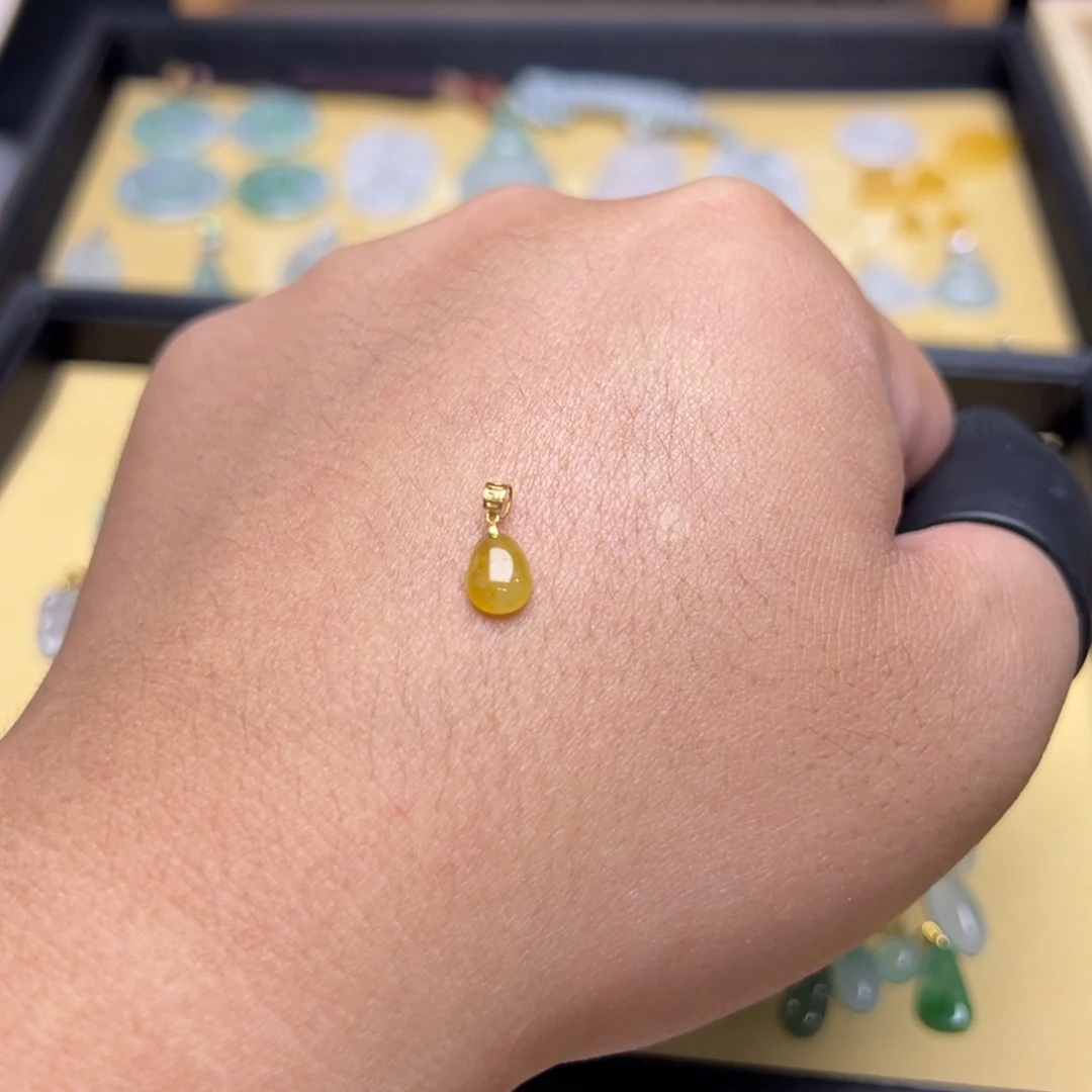 翡翠18K金镶嵌颈饰水滴