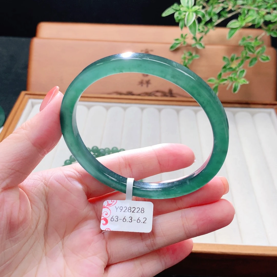 未镶嵌手镯（圆镯）翡翠