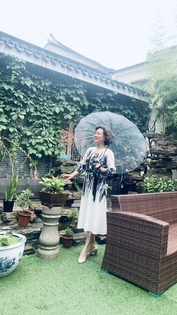 黑白简约风中长款连衣裙