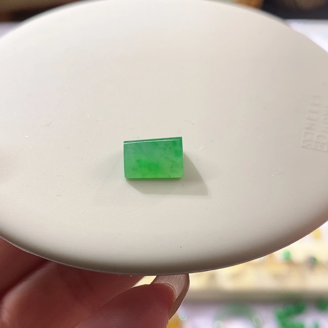 翡翠裸石绿飘花马鞍