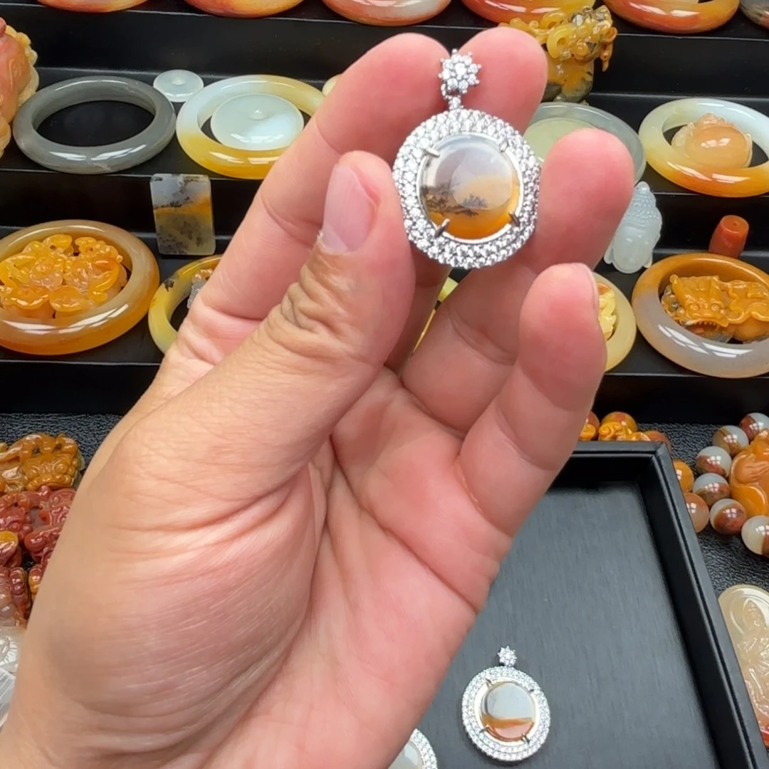 石英质玉（黄龙玉）未镶嵌颈饰