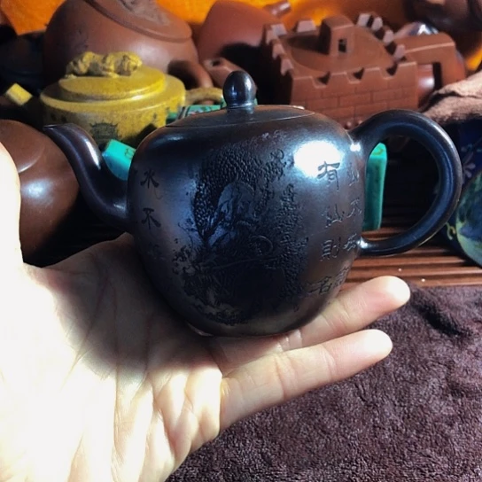 紫砂茶壶原矿泥料手工制作的紫砂壶。