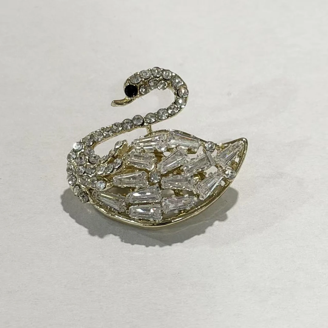 1550 白色小天鹅胸针