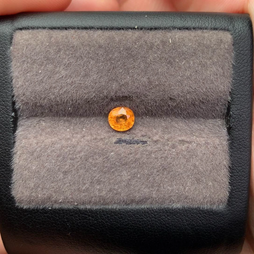 未镶嵌裸石石榴石（芬达石）0.91ct