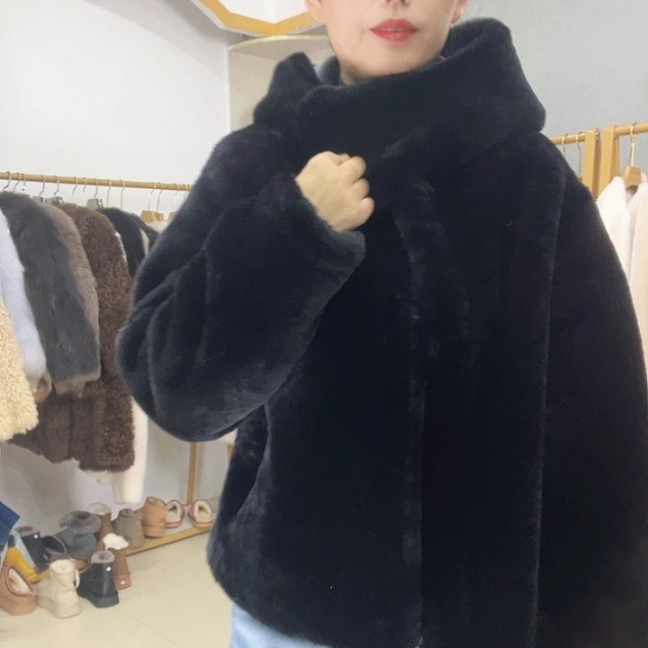 黑色戴帽皮毛一体百搭款