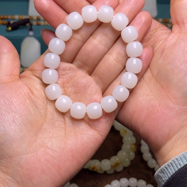 奈***奈和田玉未镶嵌颈饰