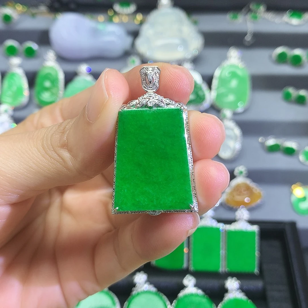 翡翠18K金镶嵌颈饰心***挞吊坠