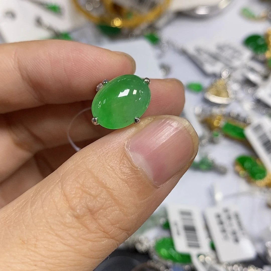 【闪购商品】颈饰18K金镶嵌翡翠东****仔戒指