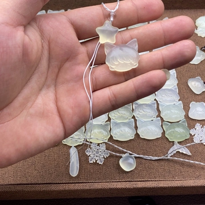 蛇纹石玉未镶嵌颈饰