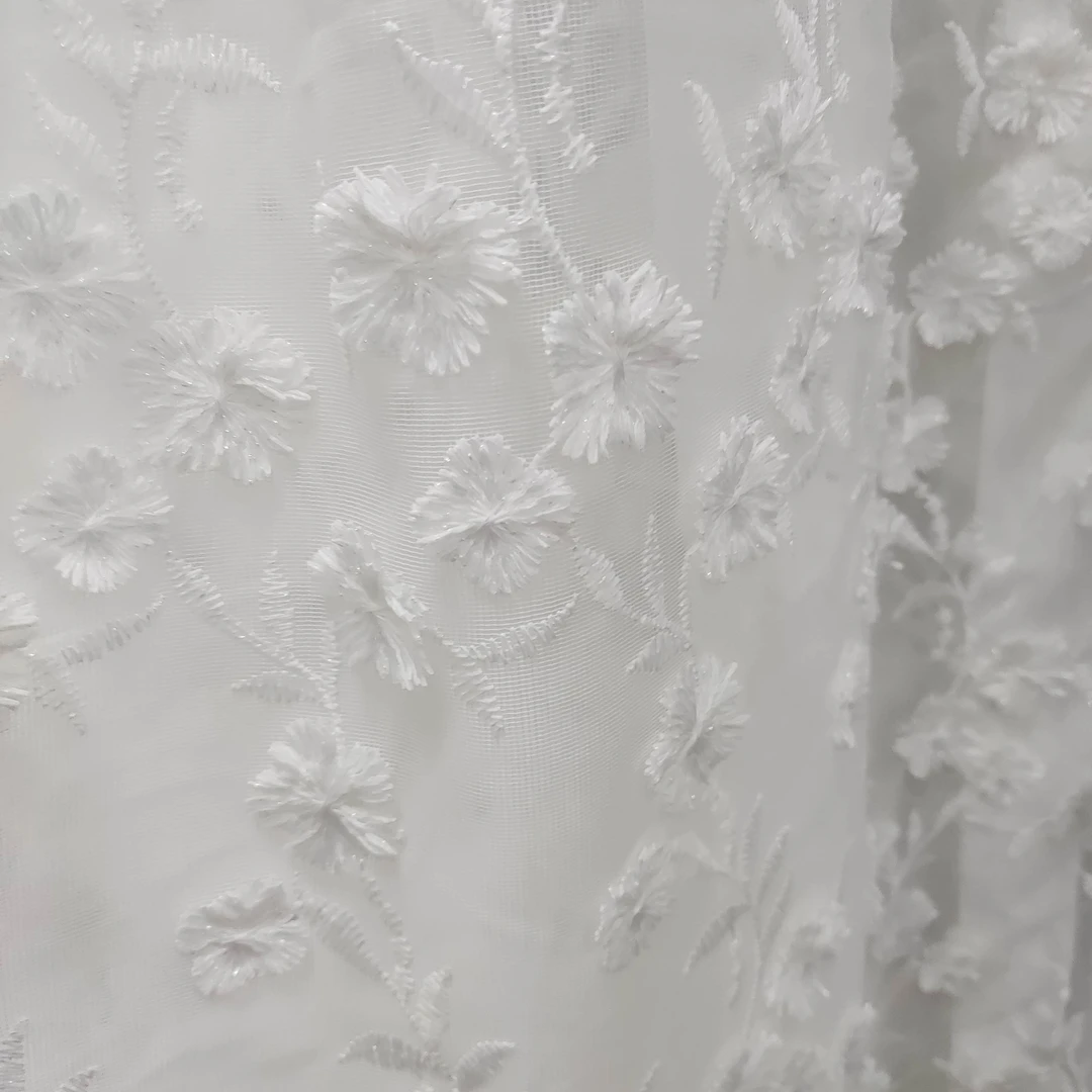 8105白色浮雕纱帘宽7.6米一片高度2.8米挂钩款