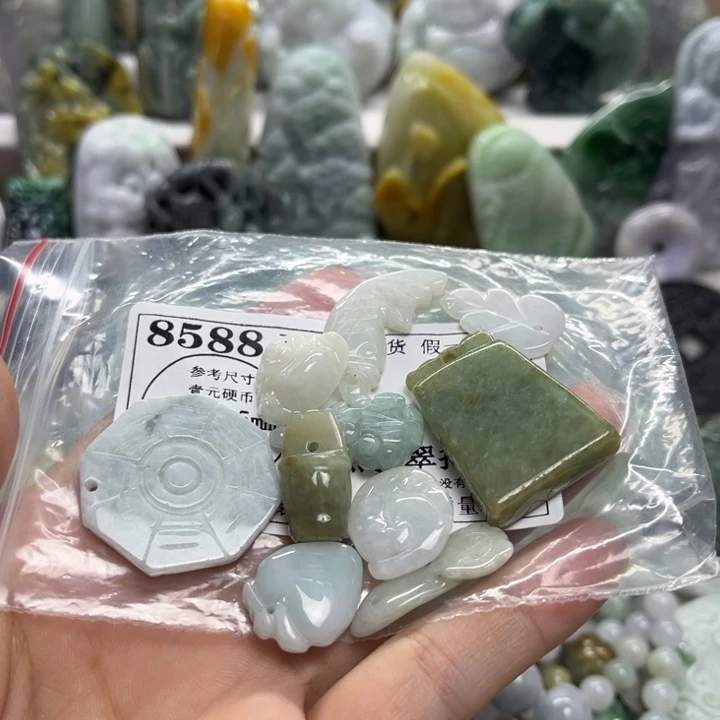 翡翠未镶嵌颈饰8588