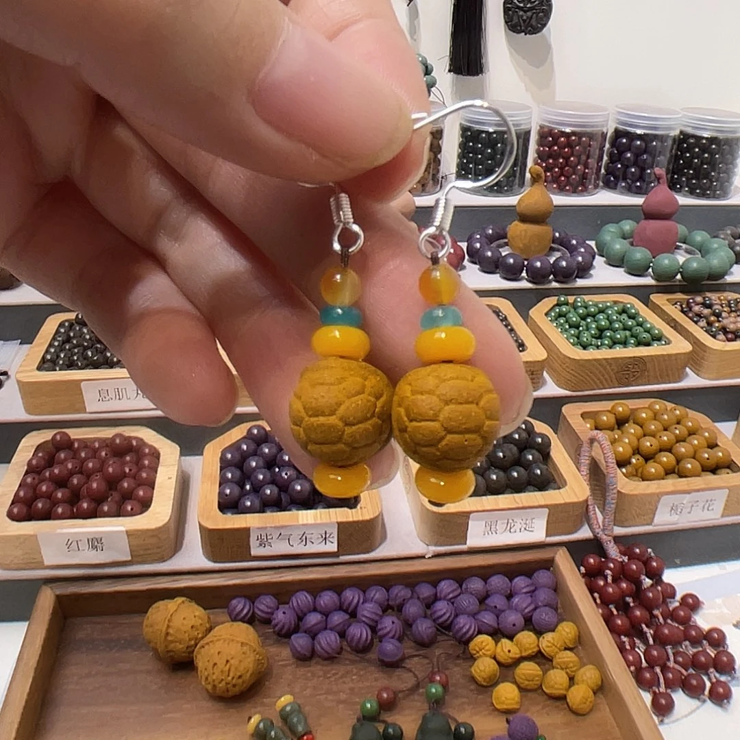 泥塑合香珠富甲天下耳饰一对两个装黄