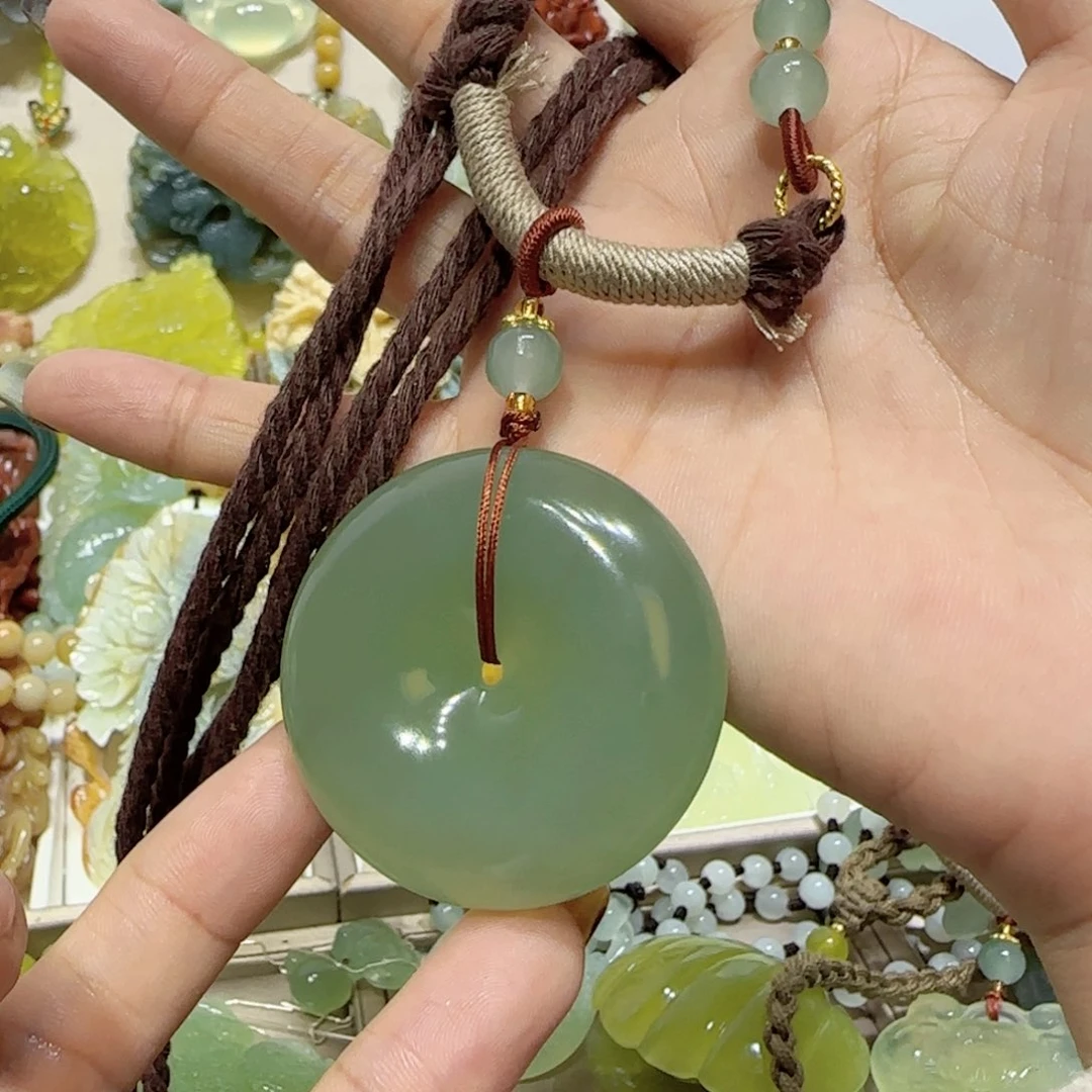 未镶嵌蛇纹石玉吊坠