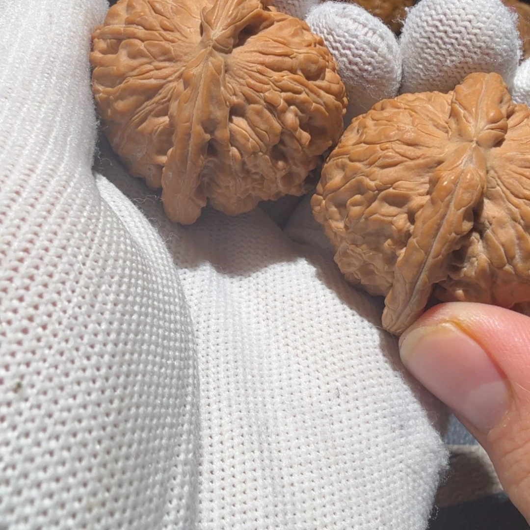 文玩核桃吊坠白狮子