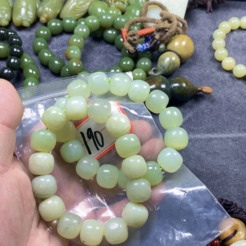 未镶嵌蛇纹石玉颈饰右*钉