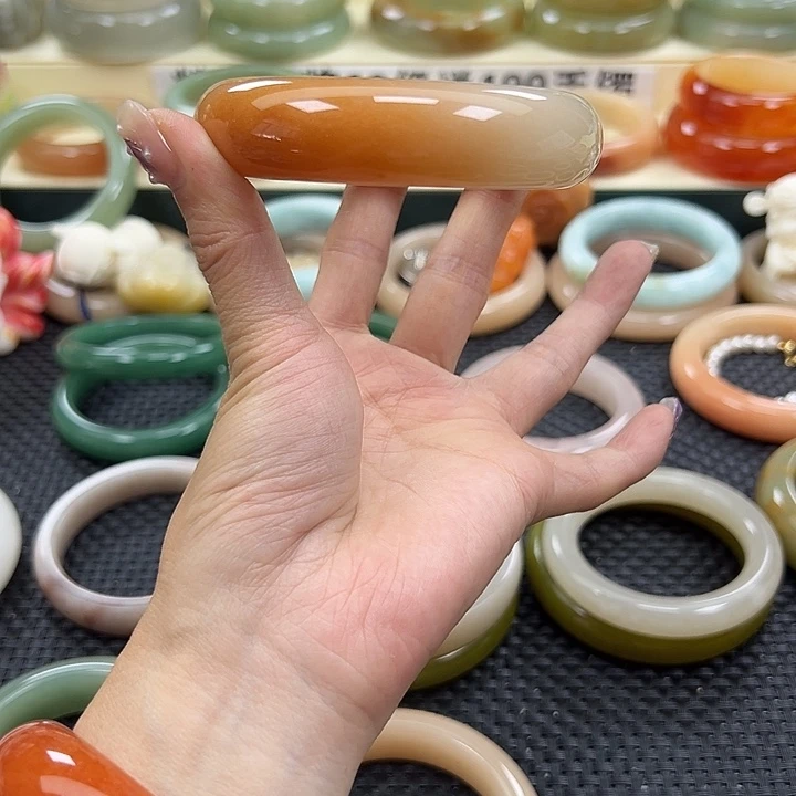 卖***姐未镶嵌手镯石英岩玉