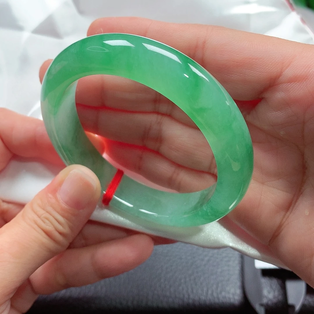 未镶嵌手镯翡翠98号，冰绿，种色兼备，微瑕疵