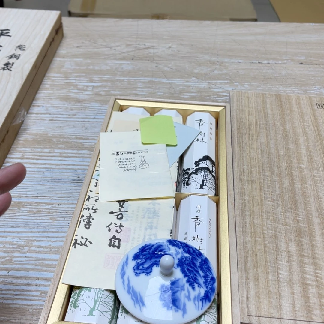 瓷片密密麻麻地排列着一个