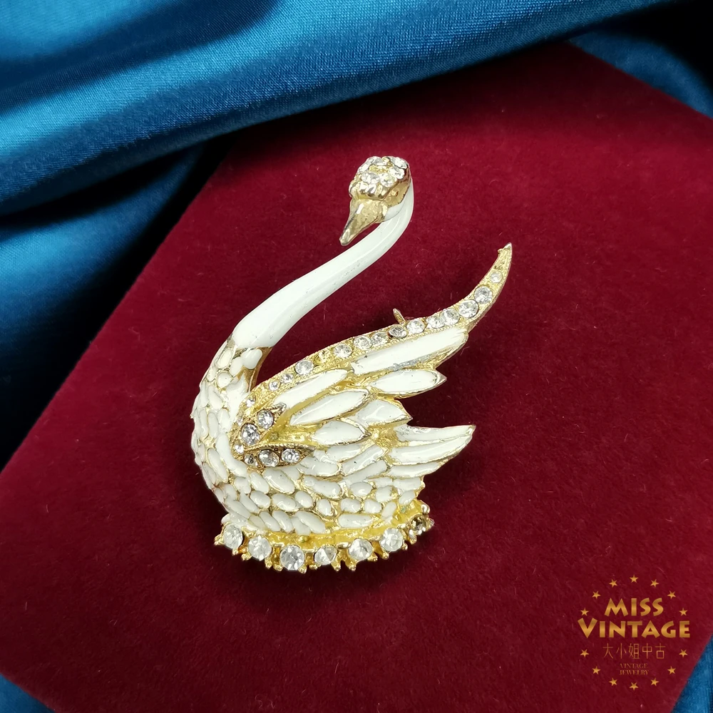 白色珐琅立体天鹅胸针[2502261-053]