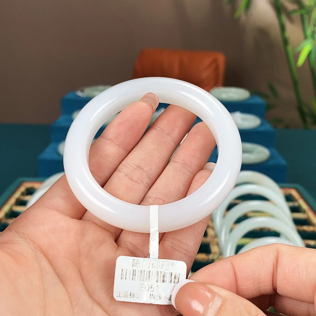 和田玉未镶嵌手镯E051