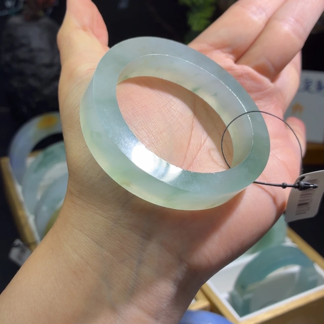 定制翡翠未镶嵌翡翠手镯