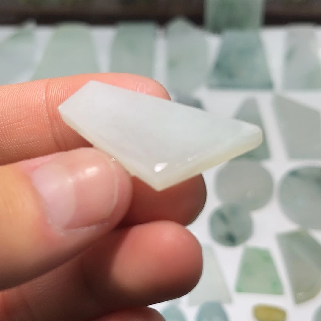 翡翠未镶嵌颈饰urei