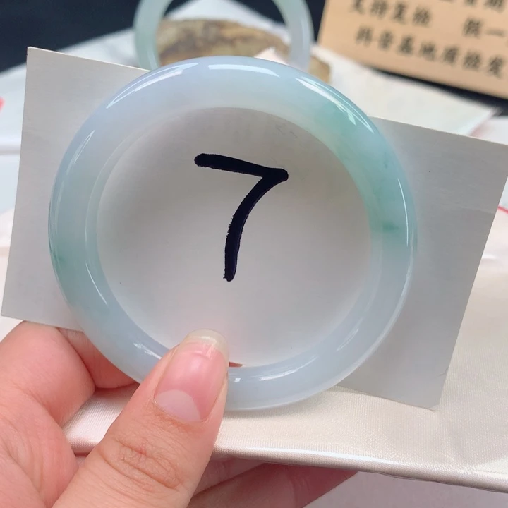 翡翠手镯（圆镯）未镶嵌圆条52.53