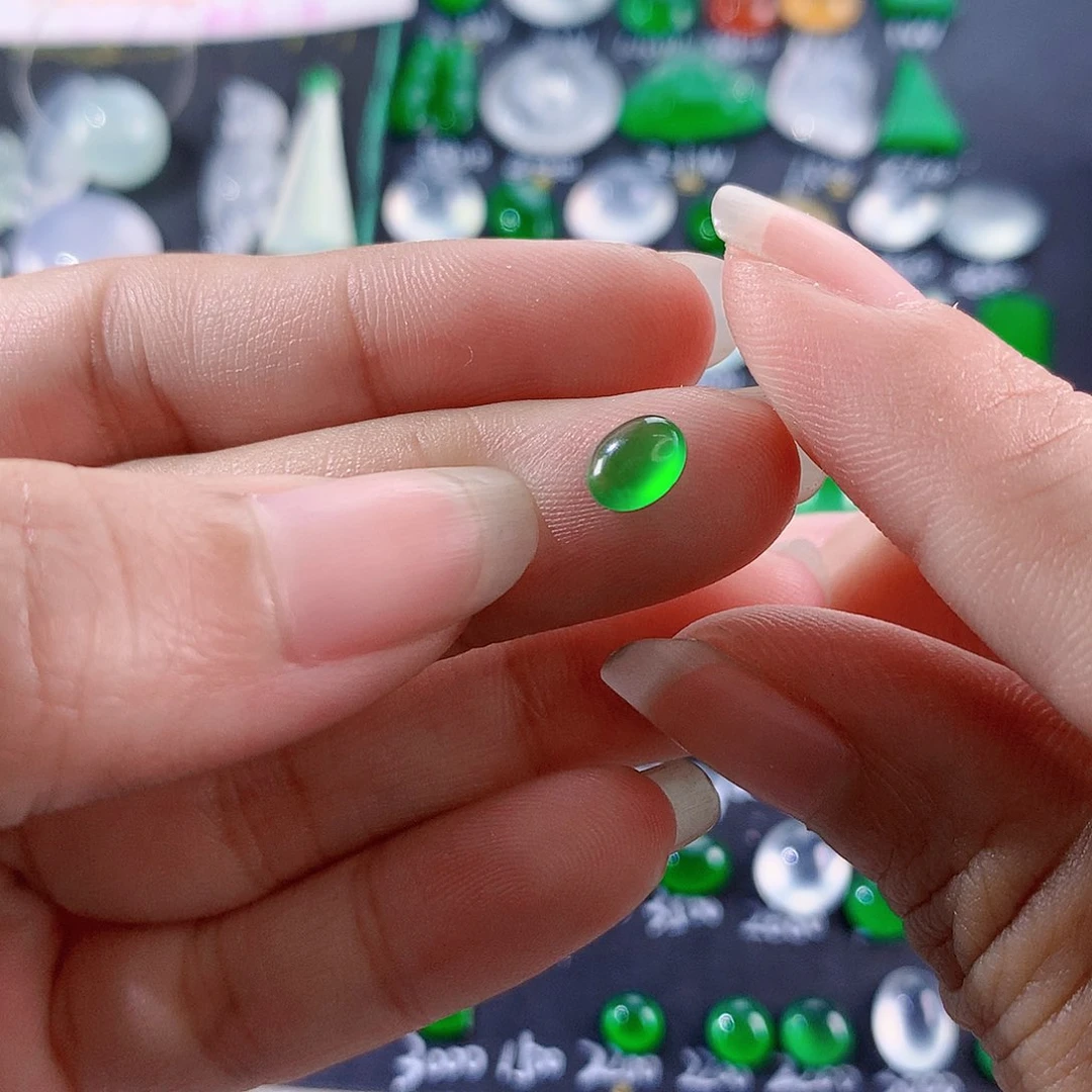 【闪购商品】翡翠颈饰未镶嵌木那绿蛋