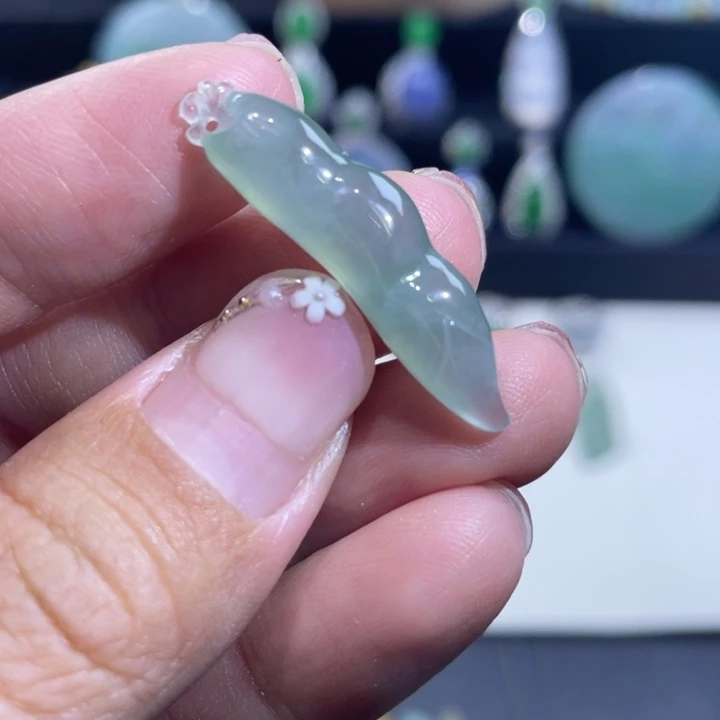 翡翠未镶嵌颈饰豆子