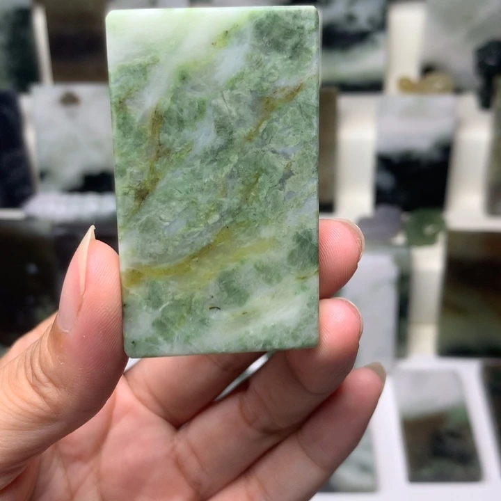 独山玉未镶嵌颈饰