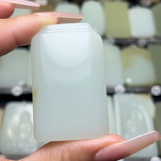 和田玉未镶嵌颈饰诗**方