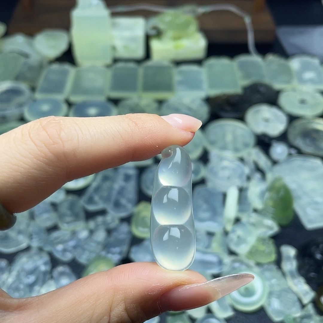 岫玉未镶嵌颈饰福豆