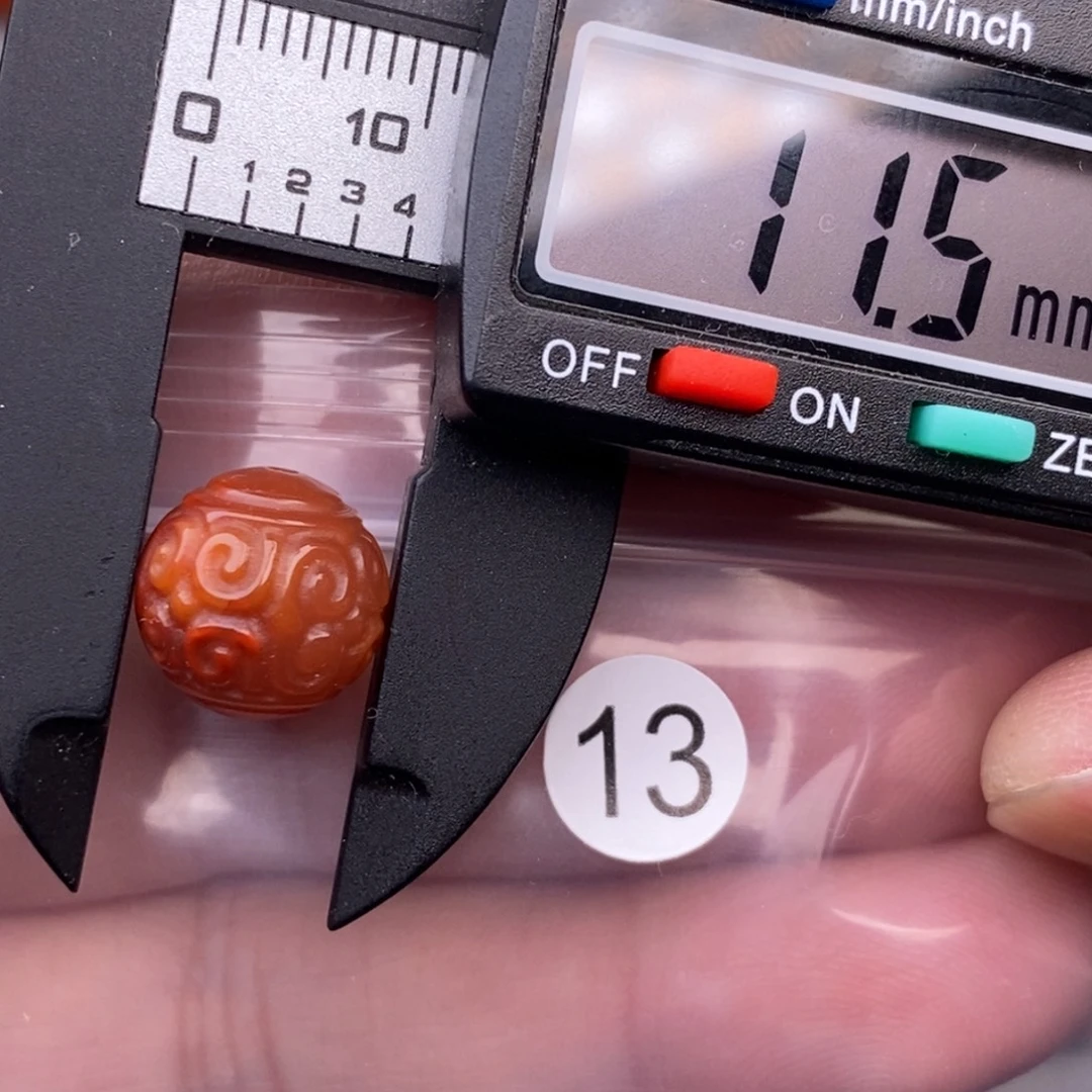 南红玛瑙未镶嵌配饰有瑕疵