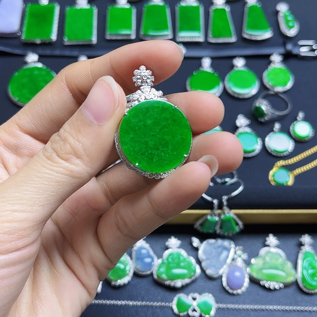 翡翠18K金镶嵌颈饰