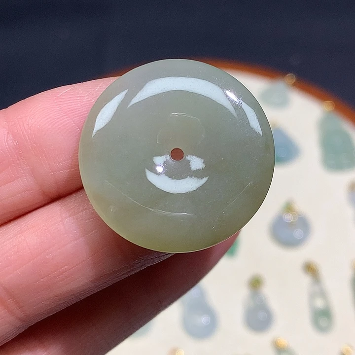 翡翠未镶嵌颈饰平安扣