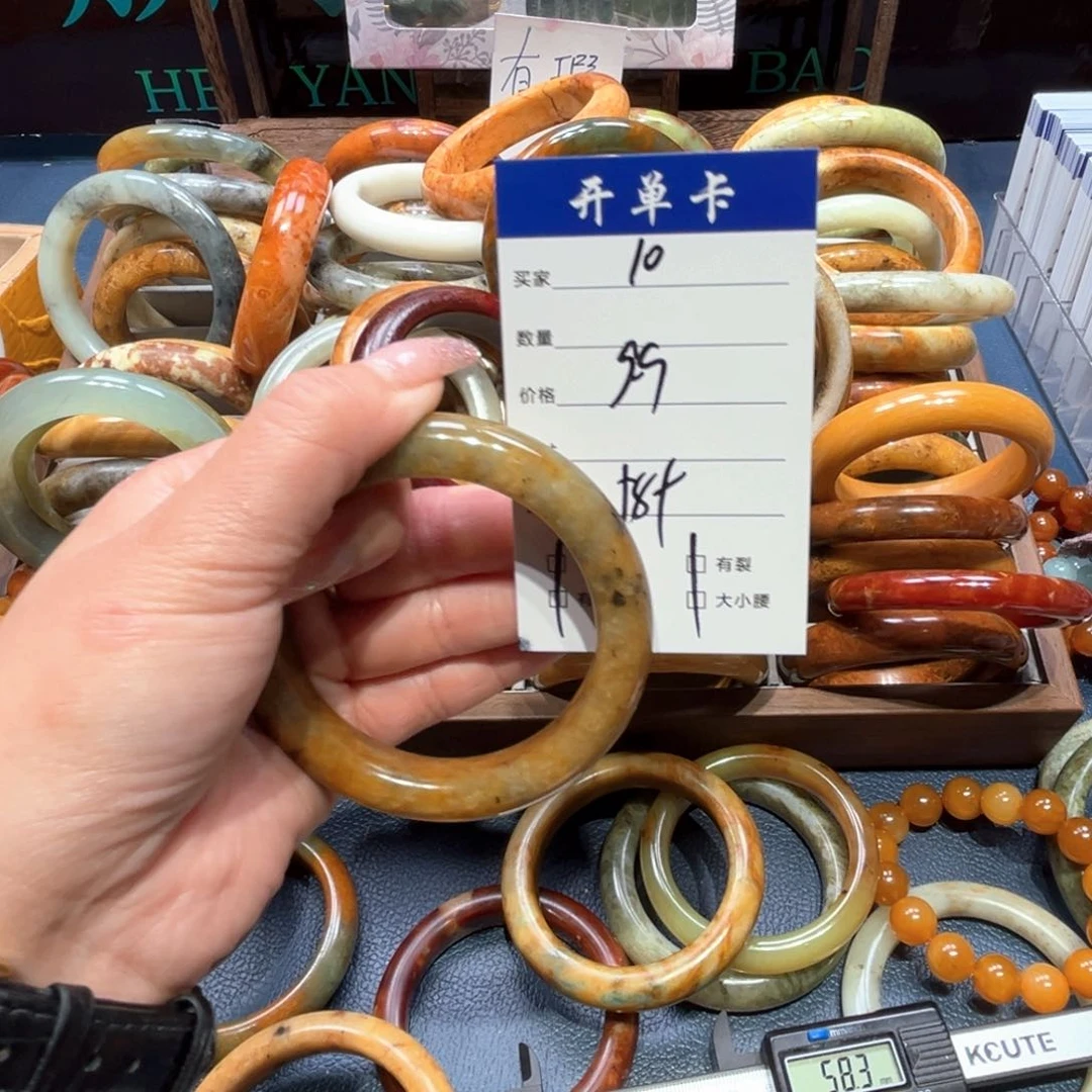 琴***发蛇纹石玉未镶嵌手镯