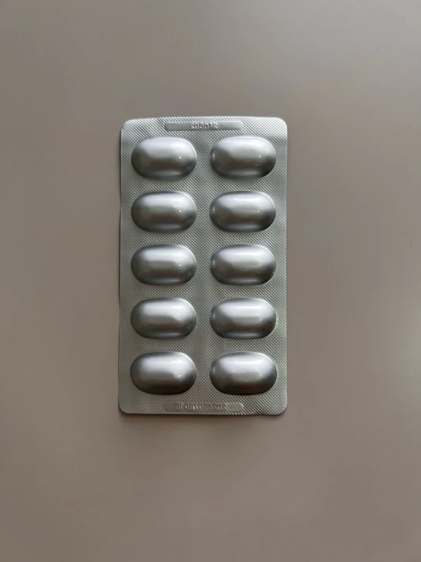 白色胶囊收纳盒