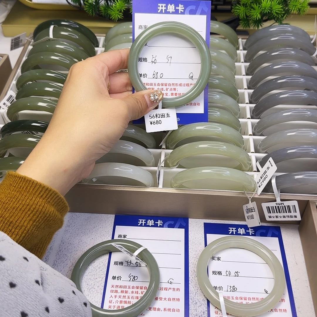 和田玉未镶嵌手镯