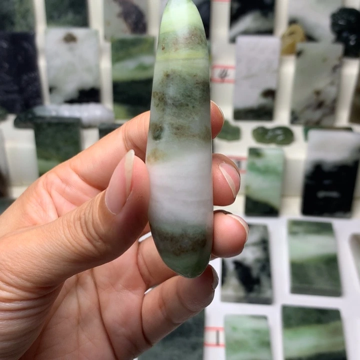 独山玉未镶嵌颈饰