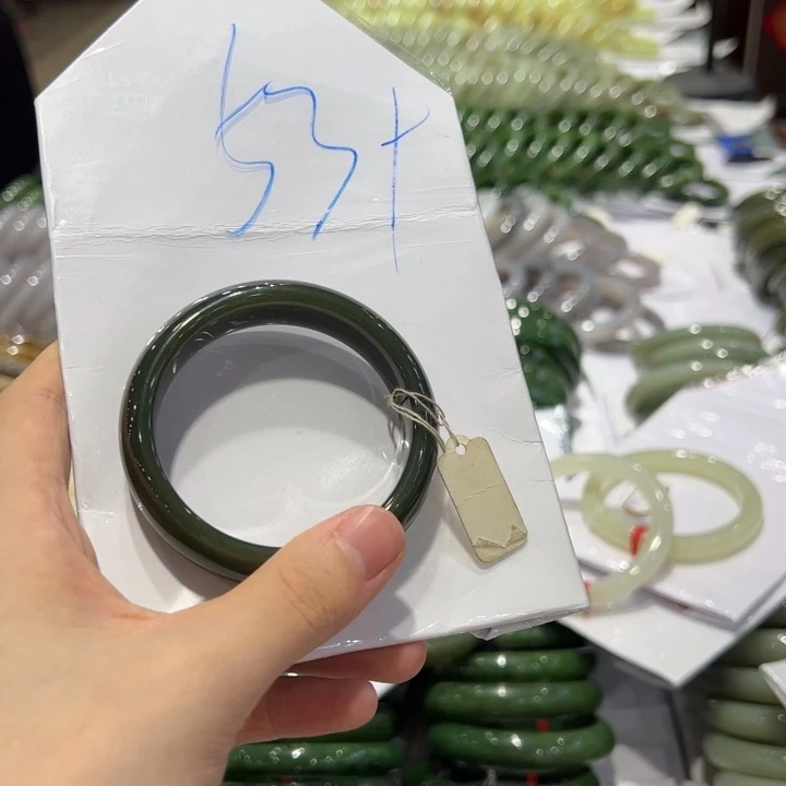榴***道未镶嵌手镯和田玉