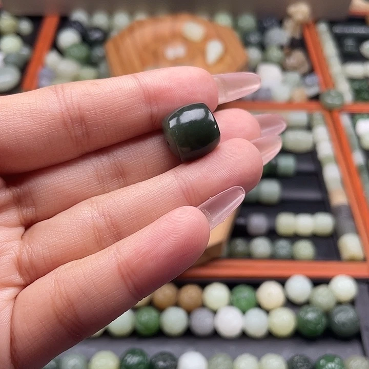 纵***海和田玉（糖玉）未镶嵌珠宝半成品