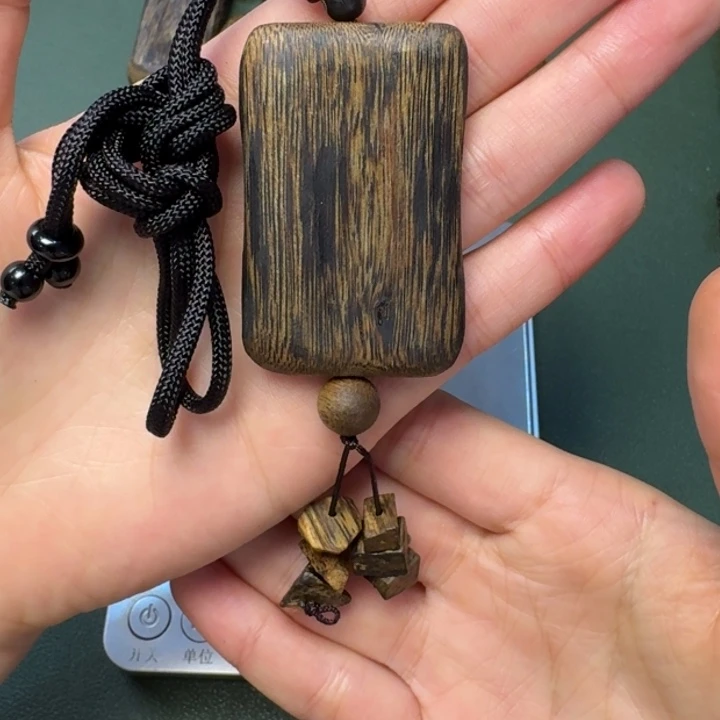 沉香手把件海南乌身圆叶牌牌老料12.8克
