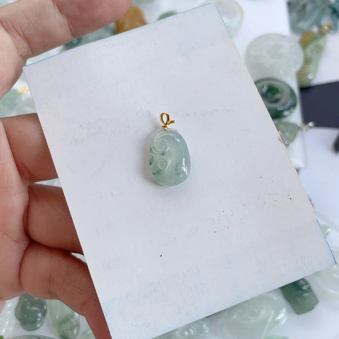 用***8翡翠未镶嵌颈饰冰如意