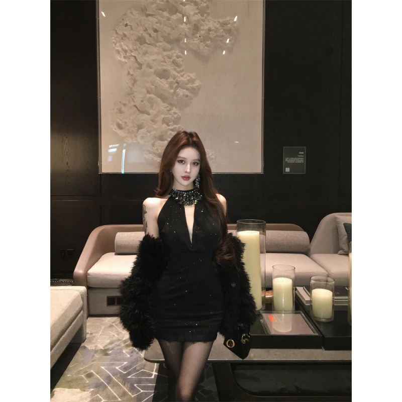 重工镶钻黑色挂脖连衣裙女春季修身收腰礼服短裙纯欲露背包臀裙子